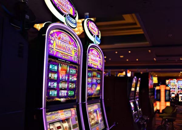 Pemain menikmati berbagai pilihan game di Lobby UGE555 melalui perangkat mobile